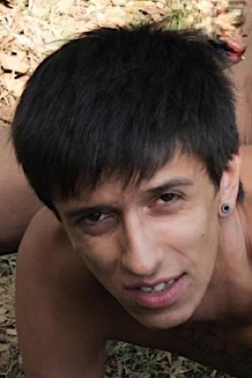 Lian interpretando a (archive footage)