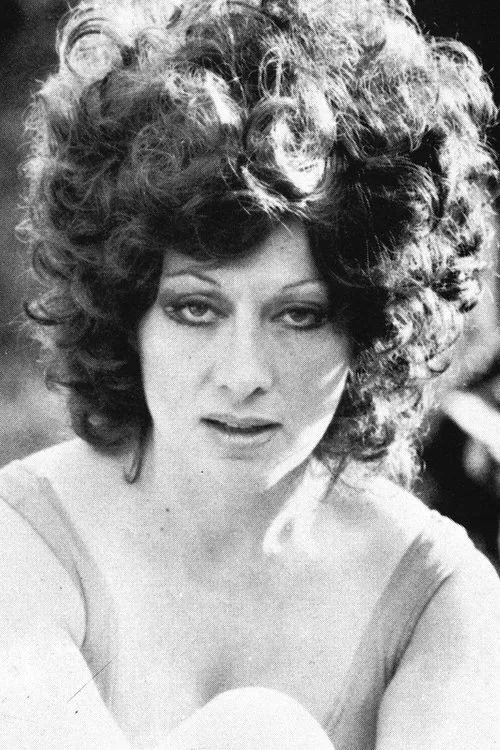 Liana Trouché interpretando a moglie di Dario