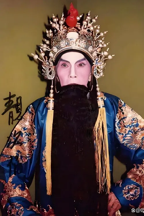 Liang Tsi-Pak interpretando a Emperor / Manchurian King