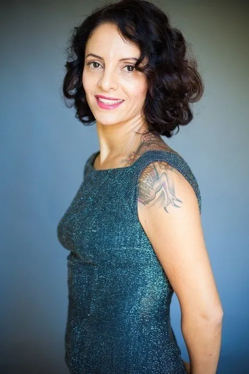 Liat Ekta interpretando a Talia Carmi