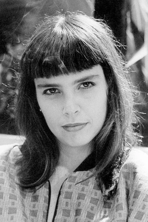 Lídia Brondi interpretando a Dália