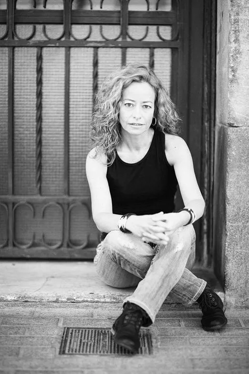 Lídia Coll interpretando a Periodista