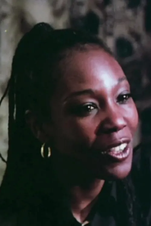 Lidie Ferdics interpretando a Gina, the black maid