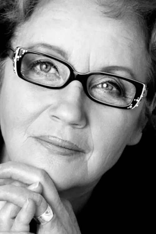 Liisamaija Laaksonen interpretando a Mona's mother