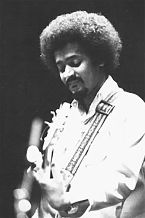 Lil' Buck Sinegal interpretando a Self