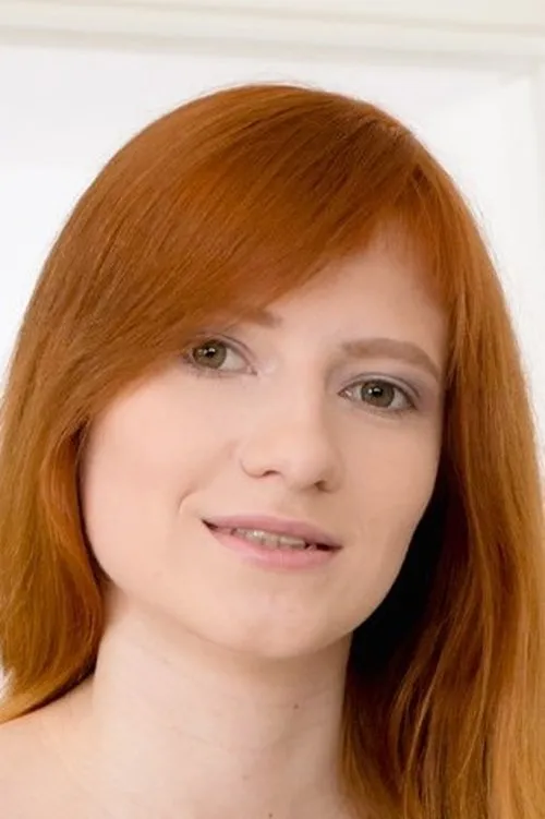 Lili Fox interpretando a