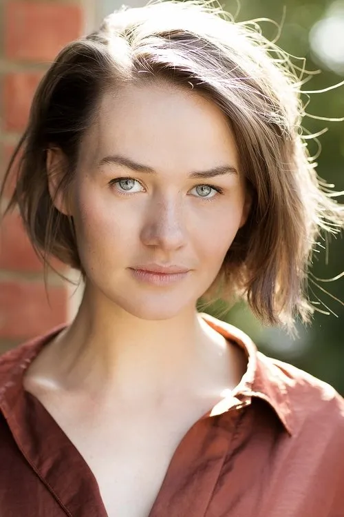 Lili Miller interpretando a Alice