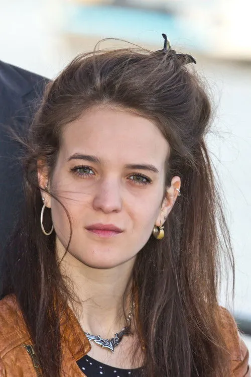 Lili Zahavi interpretando a Joy