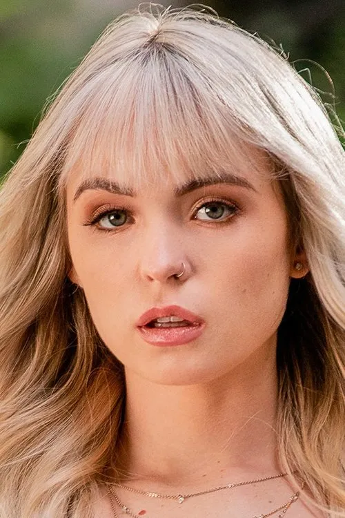 Lilly Bell interpretando a Lilly