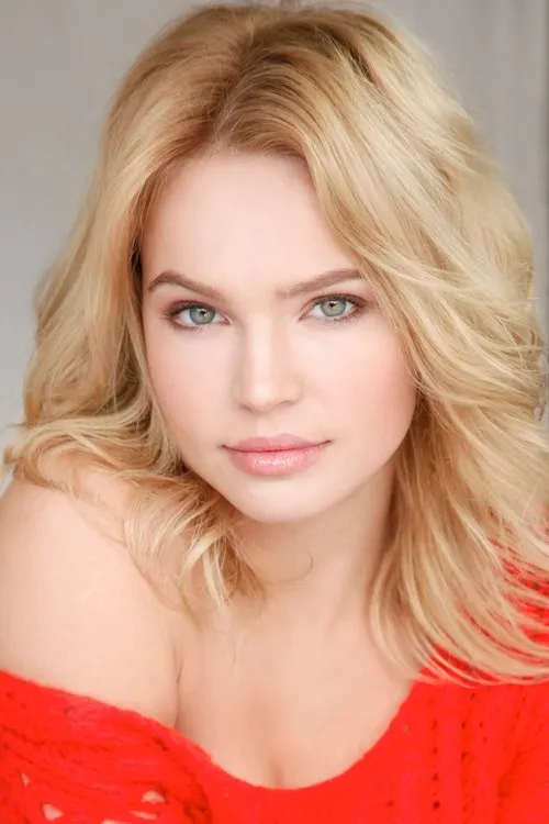 Lily Berlina interpretando a Katy / Amber Andrews