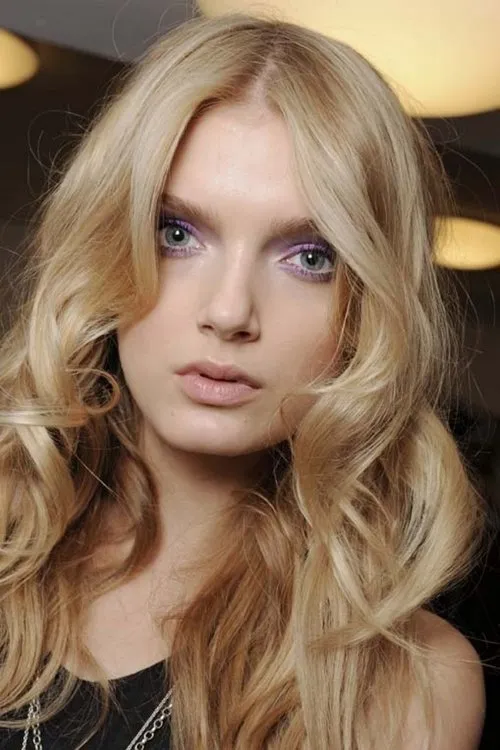 Lily Donaldson interpretando a Self