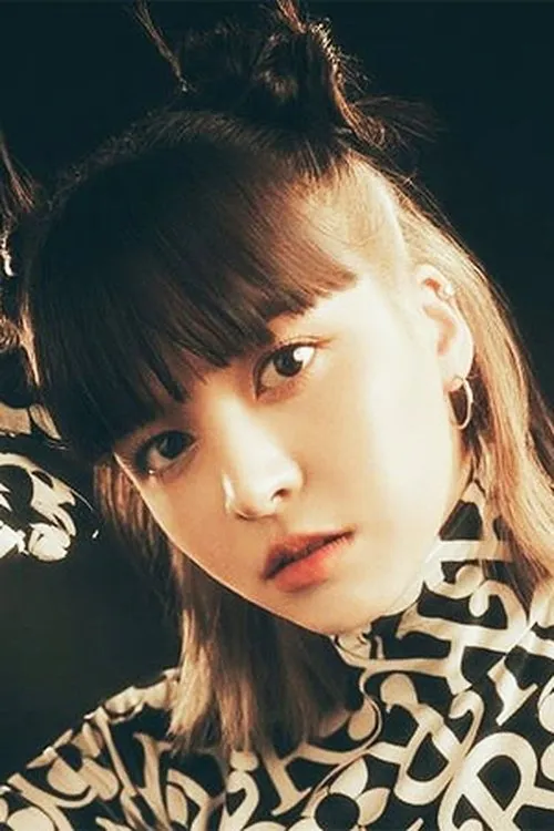 Lily Jin Morrow interpretando a Sarah