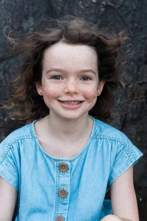 Lily LaTorre interpretando a Mia