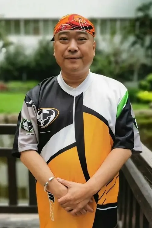 Lin Yizheng interpretando a 