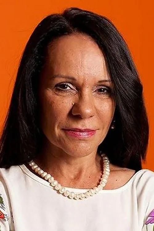 Linda Burney interpretando a Self