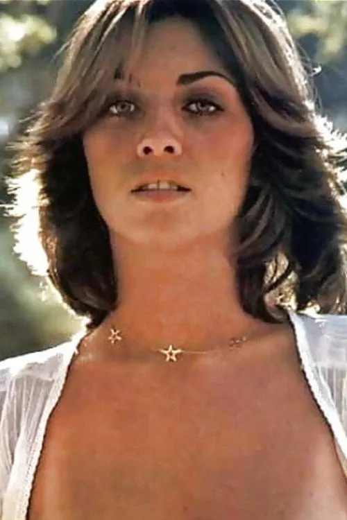 Linda Gordon interpretando a Amy Macadam