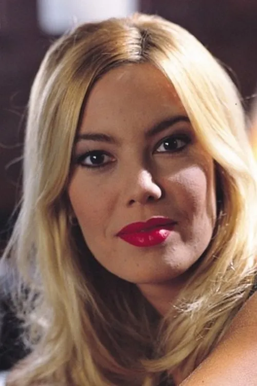 Linda Kiss interpretando a 