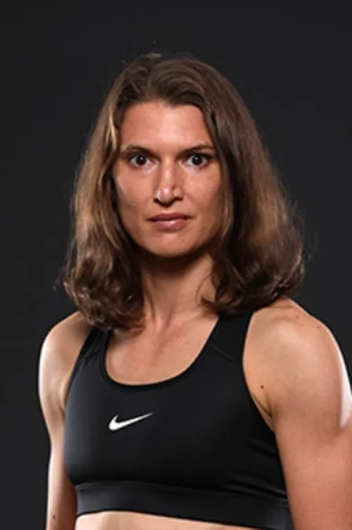 Linda Mihalec interpretando a Herself