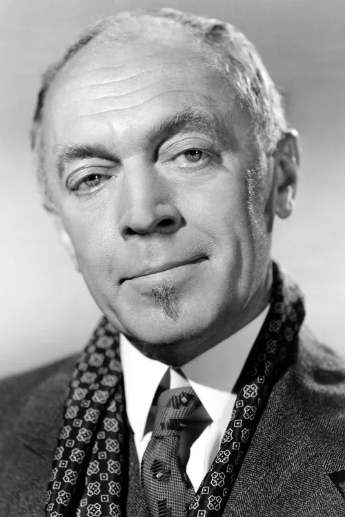 Lionel Royce interpretando a Leo Royce