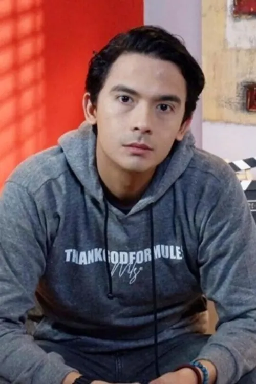 Lionil Hendrik Tikoalu interpretando a Randy