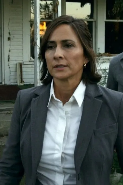 Lisa Jane Todd interpretando a Anne Miller