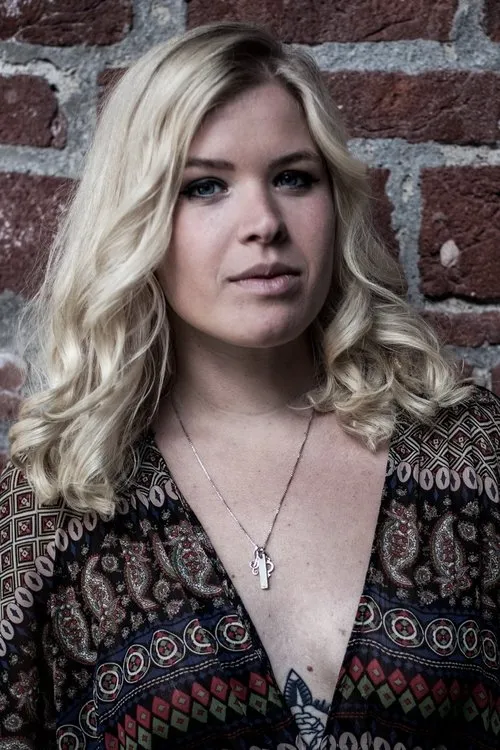 Lisa Lystam interpretando a backing vocals