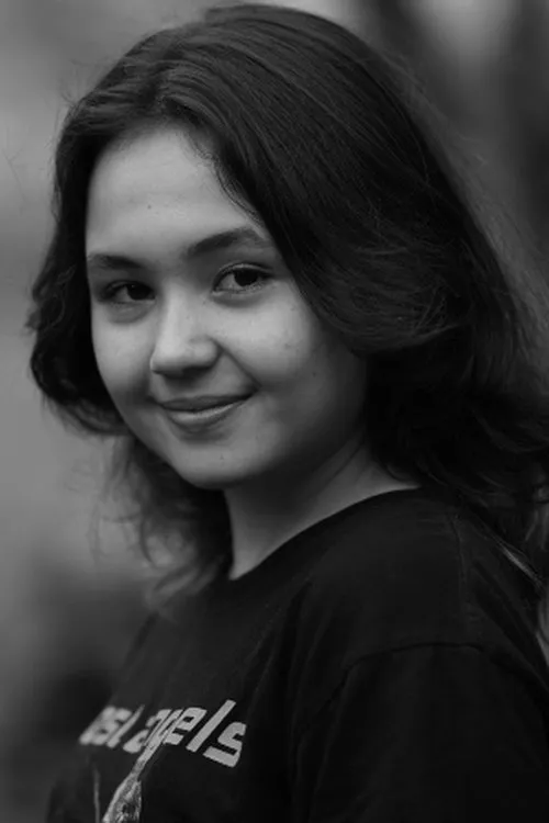 Lisa Mae interpretando a Mawar