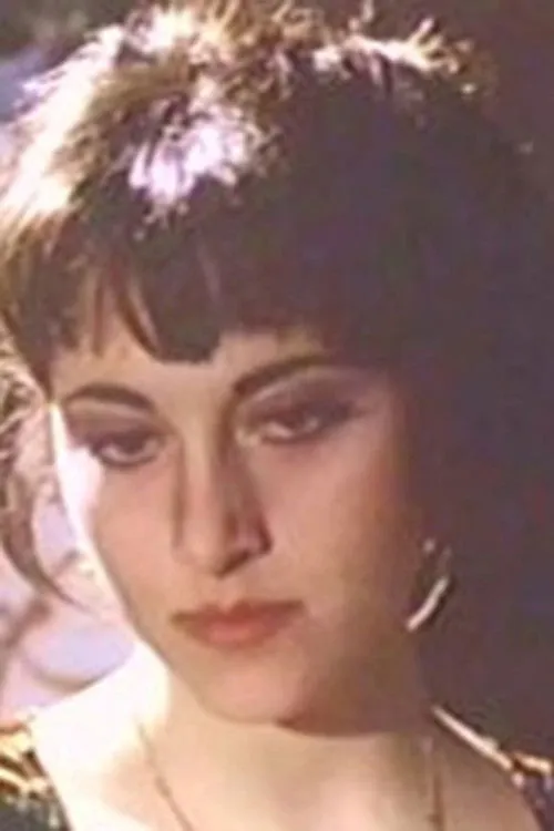 Lisa Marks interpretando a Alice