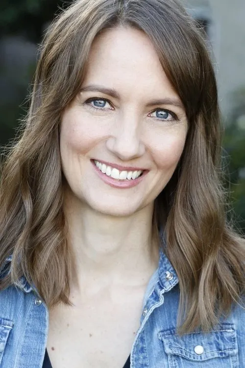 Lisa Renée interpretando a Alice