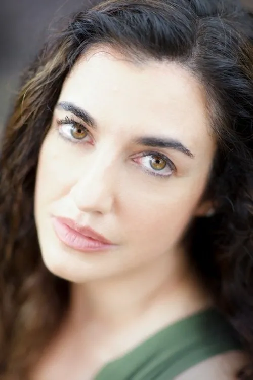 Lisa Roti interpretando a Maria