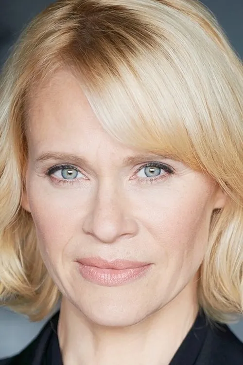 Lisa Ryder interpretando a Peggy