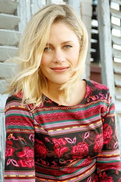 Lisi Linder — personaje: Almudena