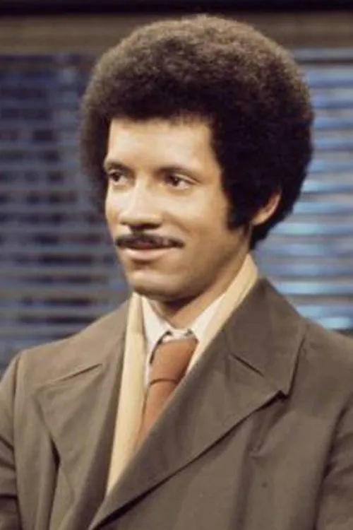 Lisle Wilson interpretando a The Drummer Bum