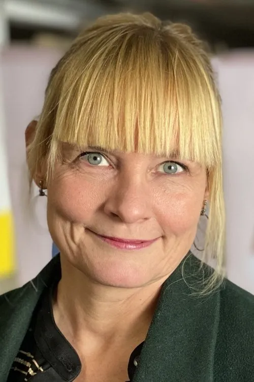 Liv Thomsen interpretando a Narrator (voice)