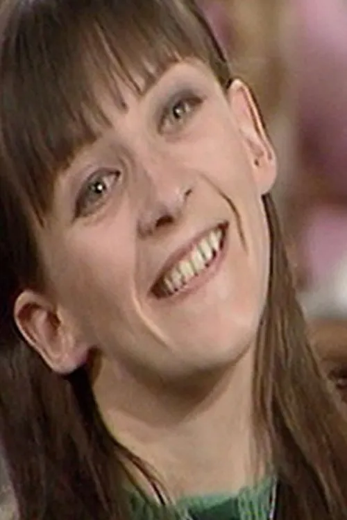 Liz Gebhardt interpretando a Maureen Bullock