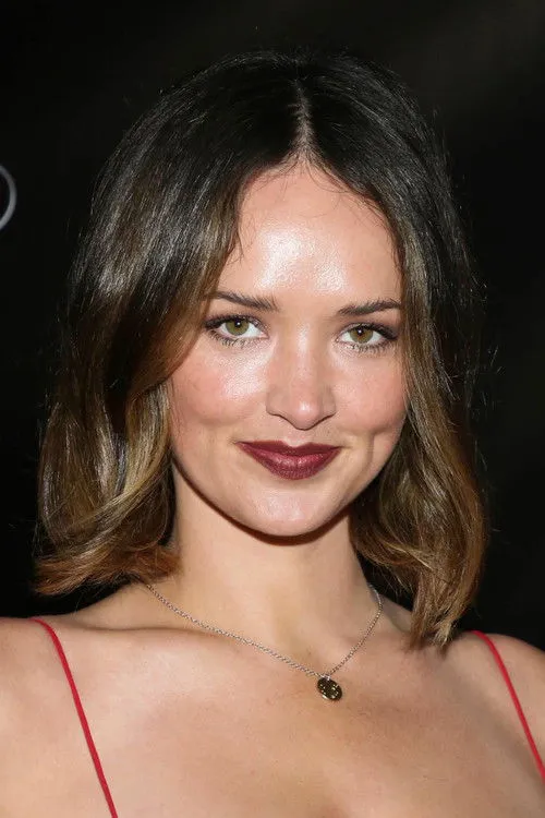 Liz Huett interpretando a Self