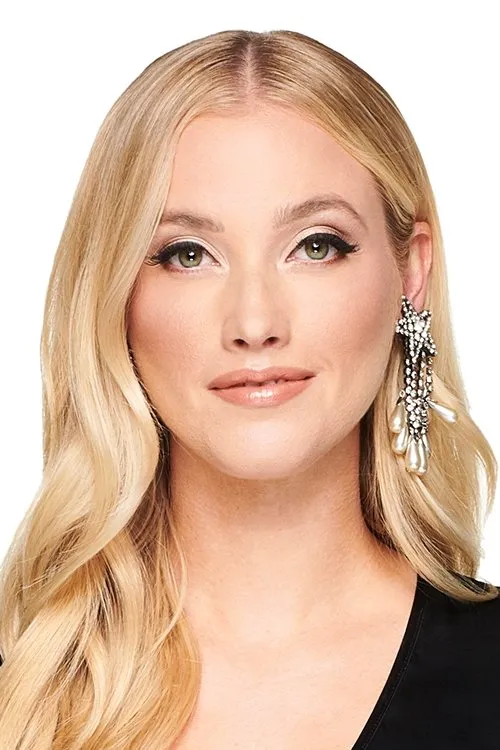 Liz Trinnear — personaje: Self - Host