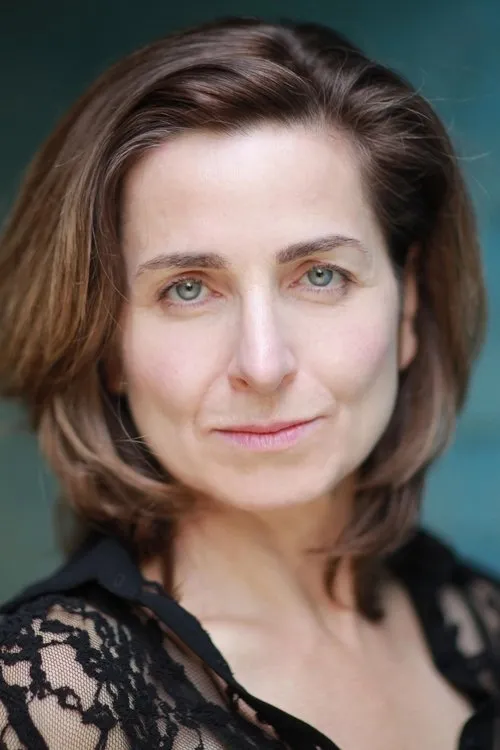 Liza Sadovy interpretando a Diane