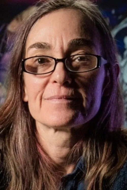 Liza Womack interpretando a Herself