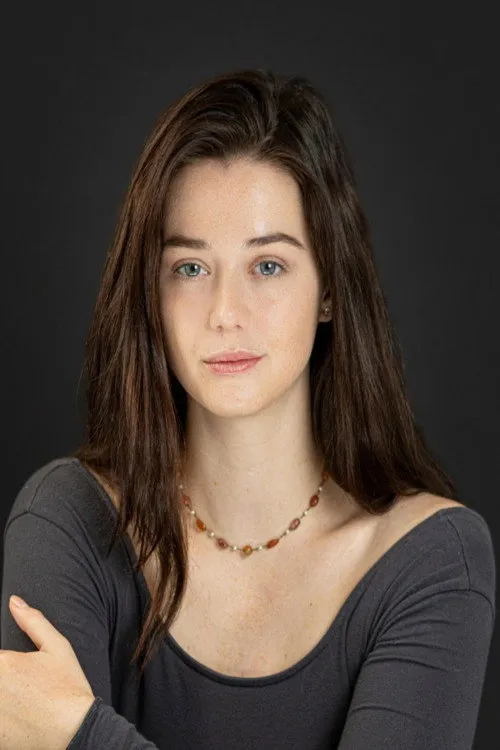 Lizzy Willis interpretando a Alice