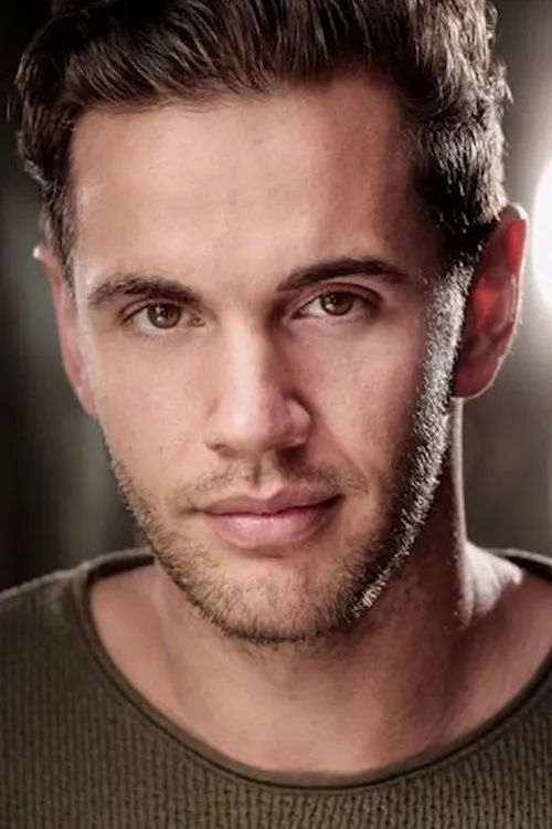 Lloyd Sparsi interpretando a Max