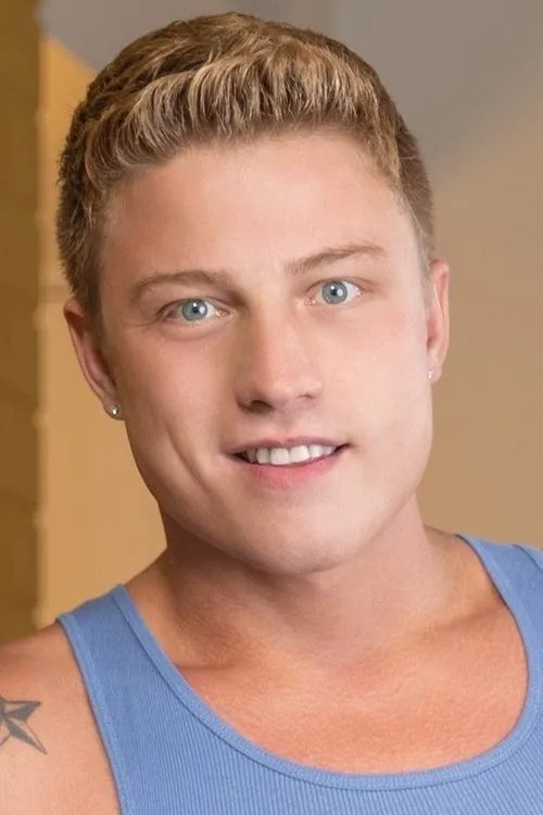 Logan Aarons interpretando a 