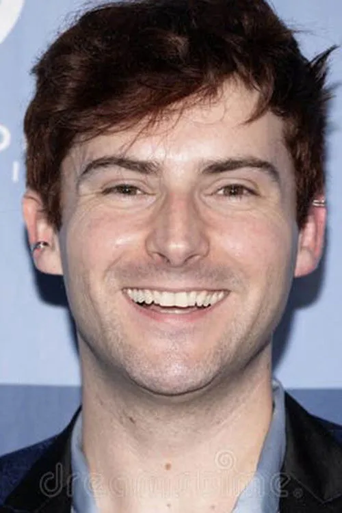 Logan Allison interpretando a Partygoer 2 (Faces)