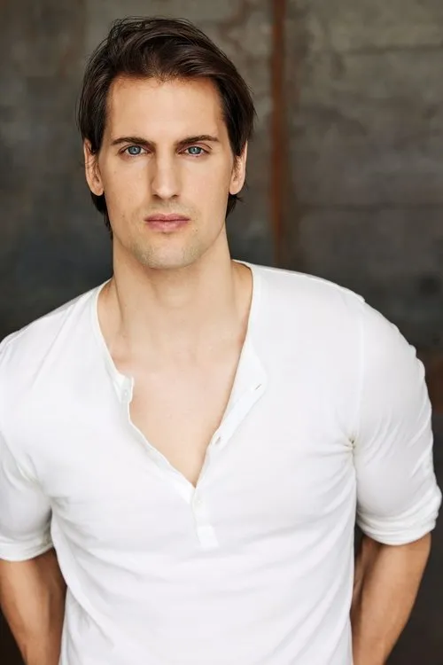 Logan Hunt interpretando a Walker