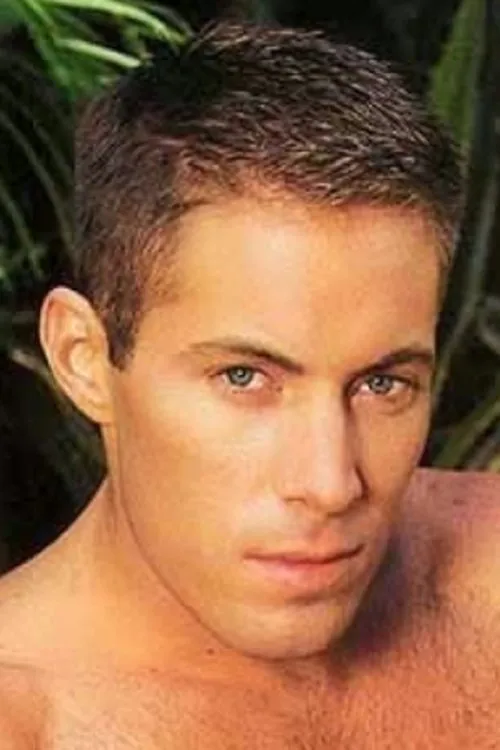 Logan Reed interpretando a Art Gallery Owner