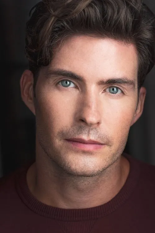 Logan Roberts interpretando a Frank