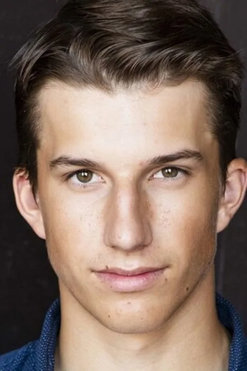 Logan Tomanek interpretando a Daniel