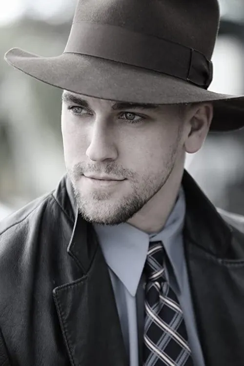 Logan Van Dyke interpretando a Tyler (Ty)