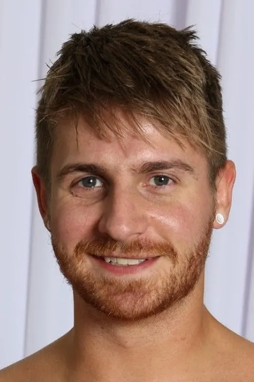 Logan Vaughn interpretando a