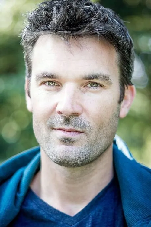 Loïc Lefebvre interpretando a Cdt Barrot